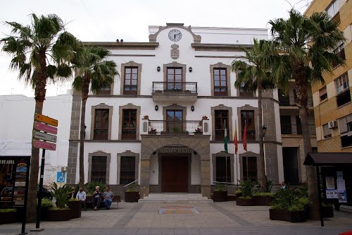 PSOE de Adra: «La deuda del Consistorio supera los mil euros por habitante»