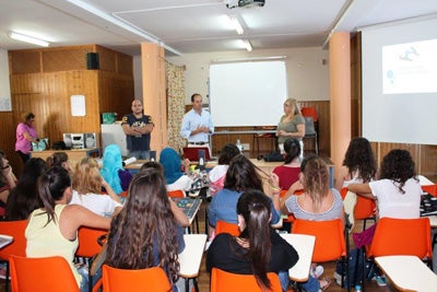 Irene llega al IES Abdera para prevenir la violencia sexual entre jóvenes