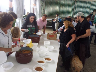 El buen tiempo atrajo a cientos de turistas a la VIII Fiesta de la castaña de Paterna del río