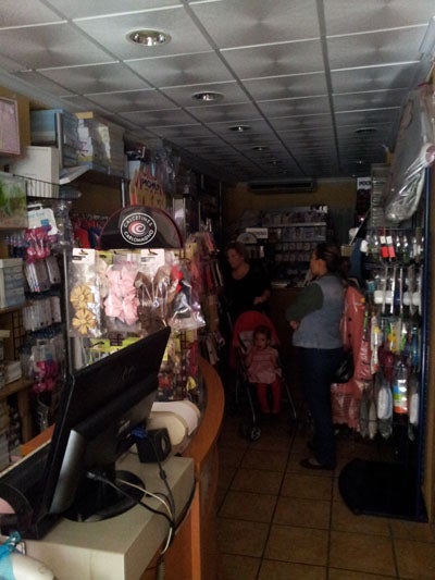 Enfado en los comercios de Adra, sin luz durante toda la mañana