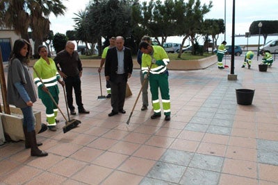 Personas en riesgo de exclusión social refuerzan el mantenimiento urbano de Adra