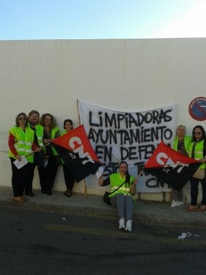 Tras las protestas de CNT aumentan los recursos de las limpiadoras en los colegios
