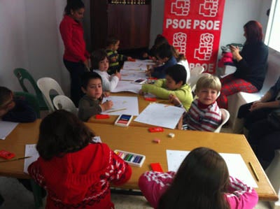 Mañana de mercado navideño y concurso de dibujo con Juventudes Socialistas en Adra