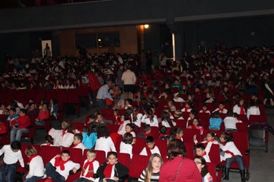 Unos 800 niños participan en el certamen escolar de villancicos de Adra