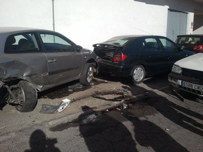 Seis vehículos dañados en Adra tras un choque entre dos de ellos
