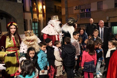 Miles de abderitanos acompañan a sus Majestades Los Reyes Magos de Oriente por las calles de Adra