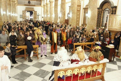 Carrozas y pasacalles en una noche de reyes mágica en Berja