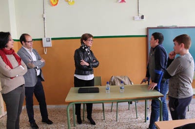 La delegada de Innovación y el portavoz municipal de Adra  celebran el Día de Andalucía en La Curva