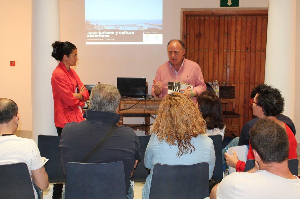 El turismo busca apoyo entre los restauradores para difundir el atractivo de Adra