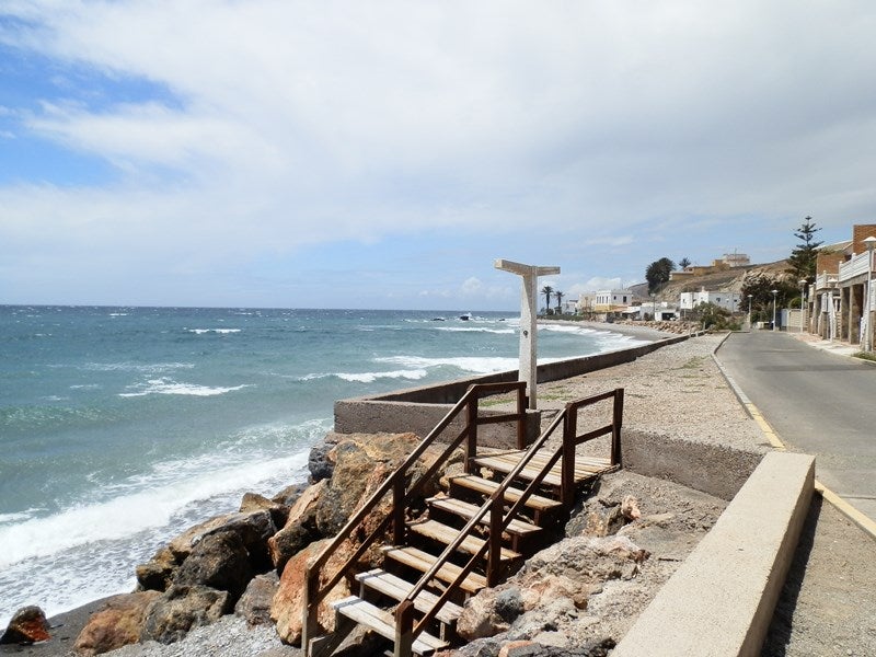 La playa brilla por su ausencia en Guainos y El Lance