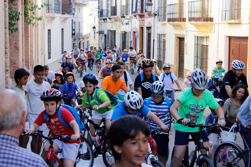 Berja 'estrena' casco en el Día de la Bicicleta