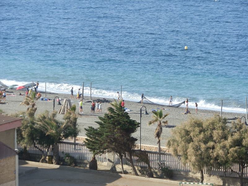 El acceso en coche a la playa de Poniente estará prohibido cuando se agoten las plazas de aparcamiento
