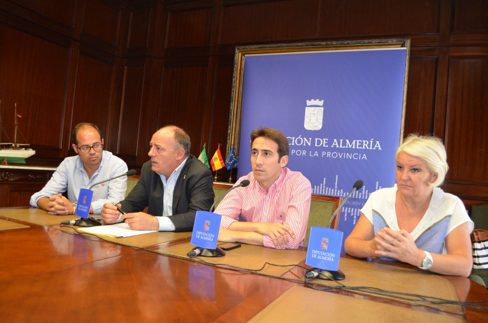 El comercio de Adra celebra su tercer Mercado Marinero junto al Puerto