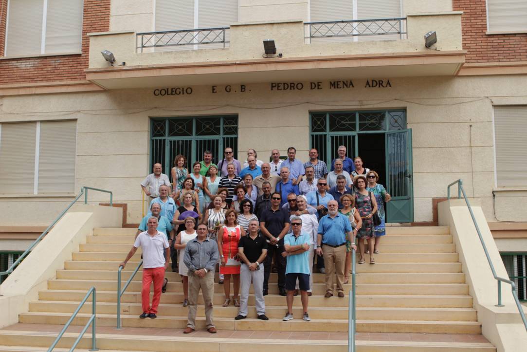 Antiguos alumnos se reencuentran en Adra 40 años después de terminar el curso