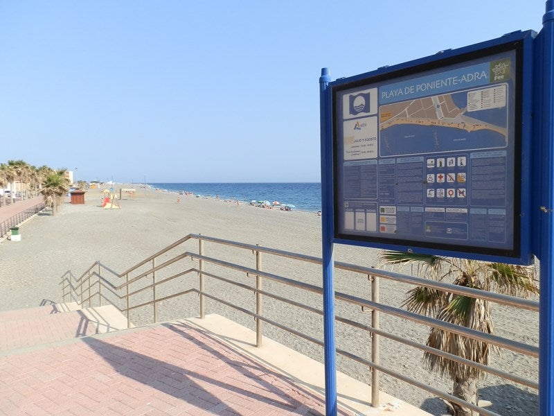 El PSOE de Adra propone difundir la ordenanza de playas e instalar paneles