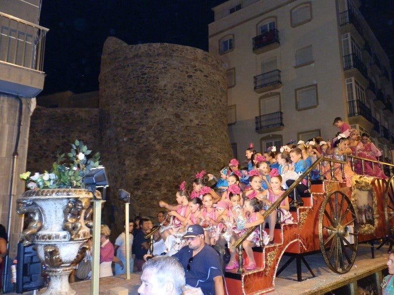 Los niños contagian su ilusión e inocencia en el desfile de carrozas