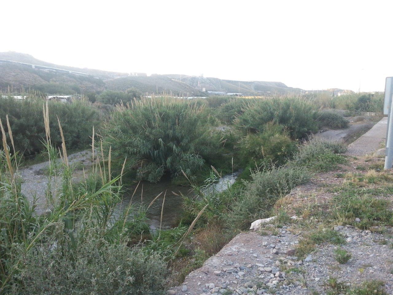 El alcalde de Adra 'suplica' diálogo para actuar de urgencia en el río