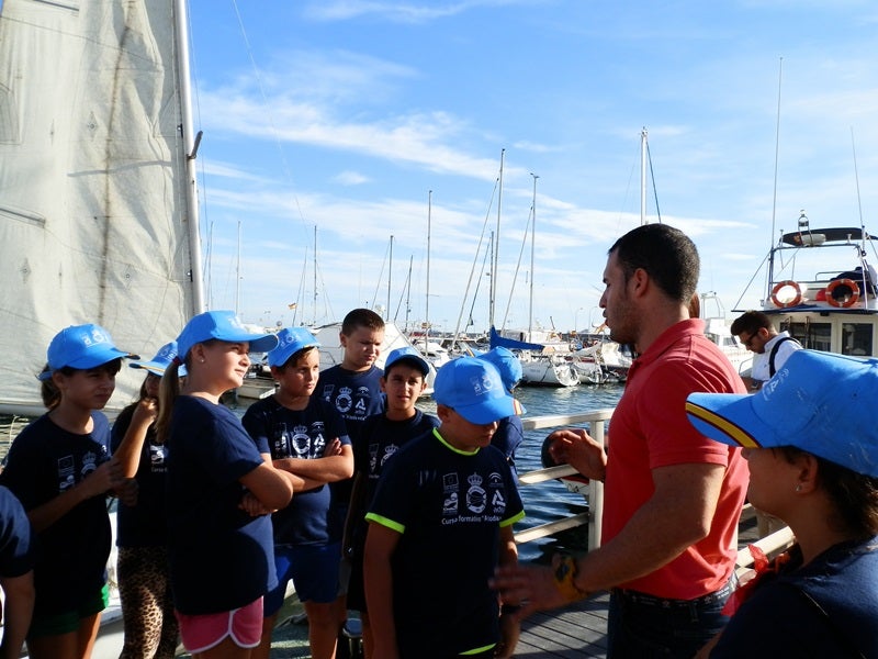 Más de sesenta niños de Adra aprenden a navegar en el primer curso de vela gratuito