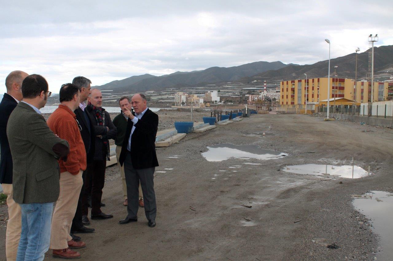 Hernando explica in situ al delegado de Fomento su rechazo al nuevo cerramiento del Puerto de Adra