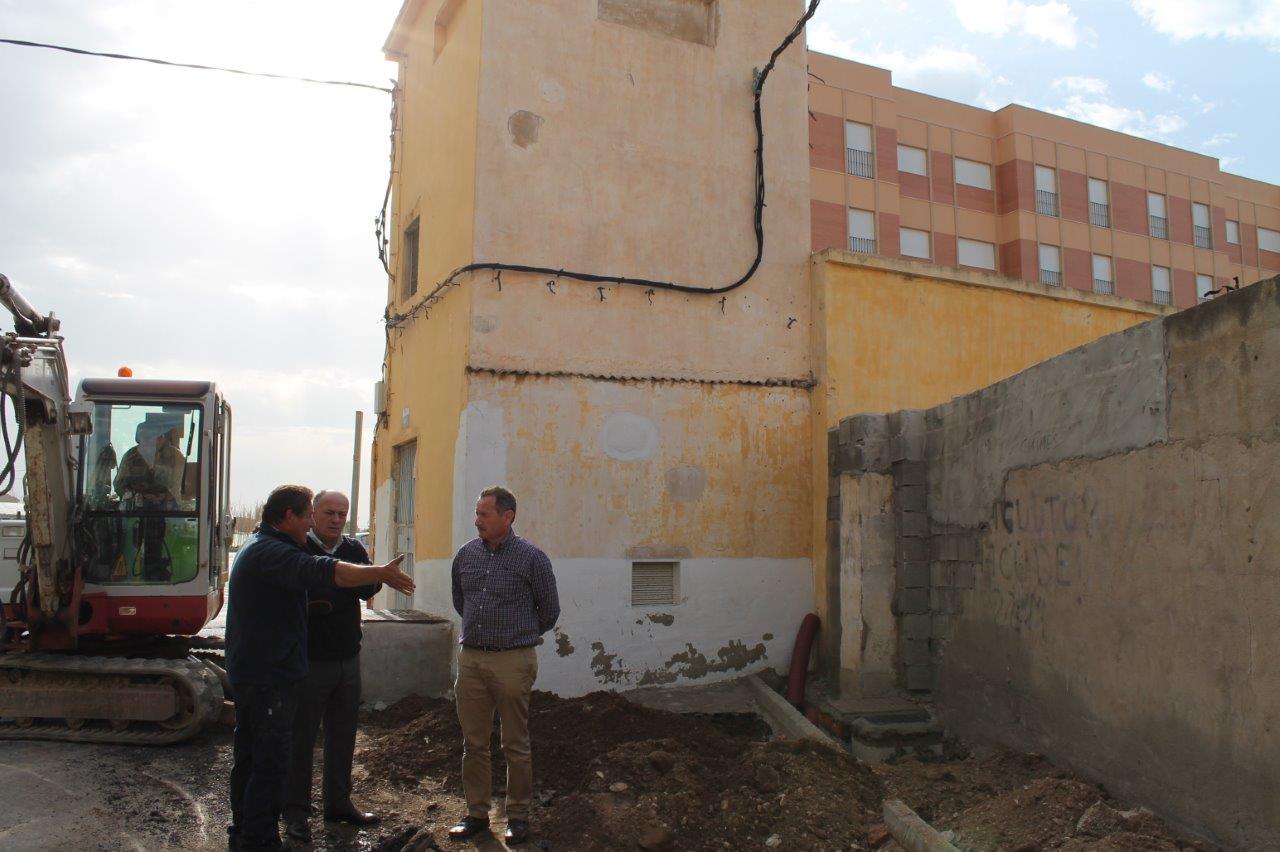 Derriban un transformador de Endesa en Adra para mejorar la visibilidad de un cruce
