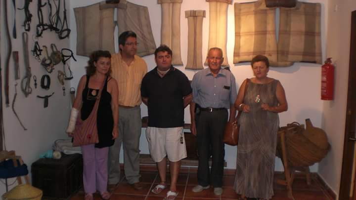La familia Lupiáñez, tras la pista de las piezas artesanales que donaron a Adra