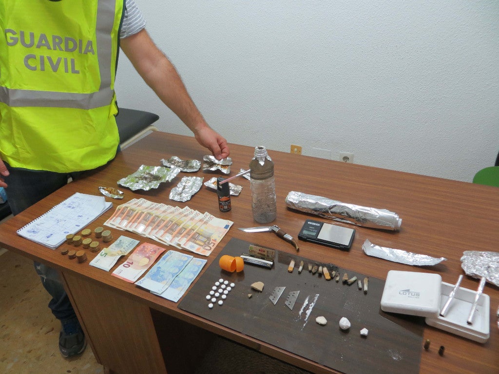 Desmantelan un punto de venta de droga en Adra