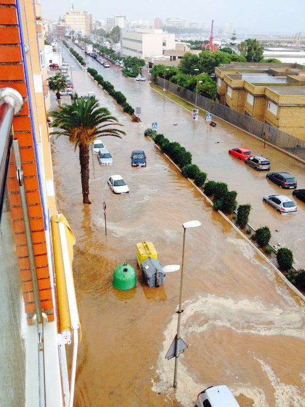 Una tromba de agua suspende la Feria de Adra por hoy y deja daños aún por cuantificar