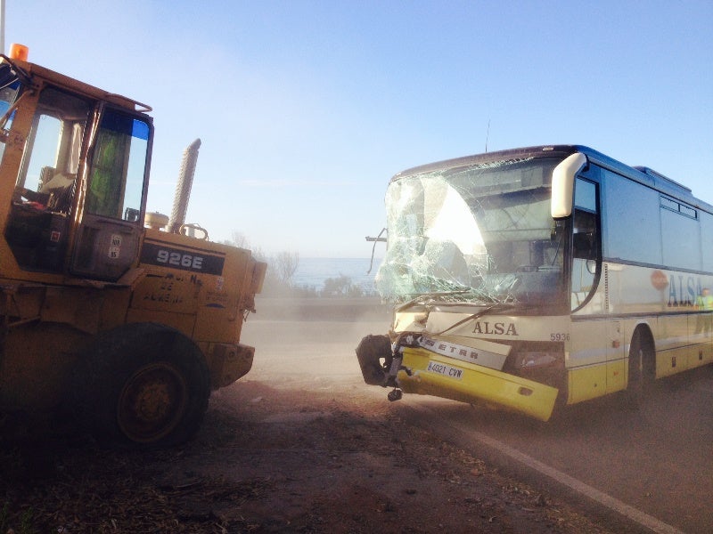 Tres heridos en un accidente entre un autobús y una excavadora en Adra