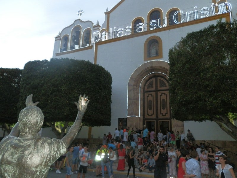 Dalías contiene la emoción a la espera de presenciar la salida del Cristo de la Luz