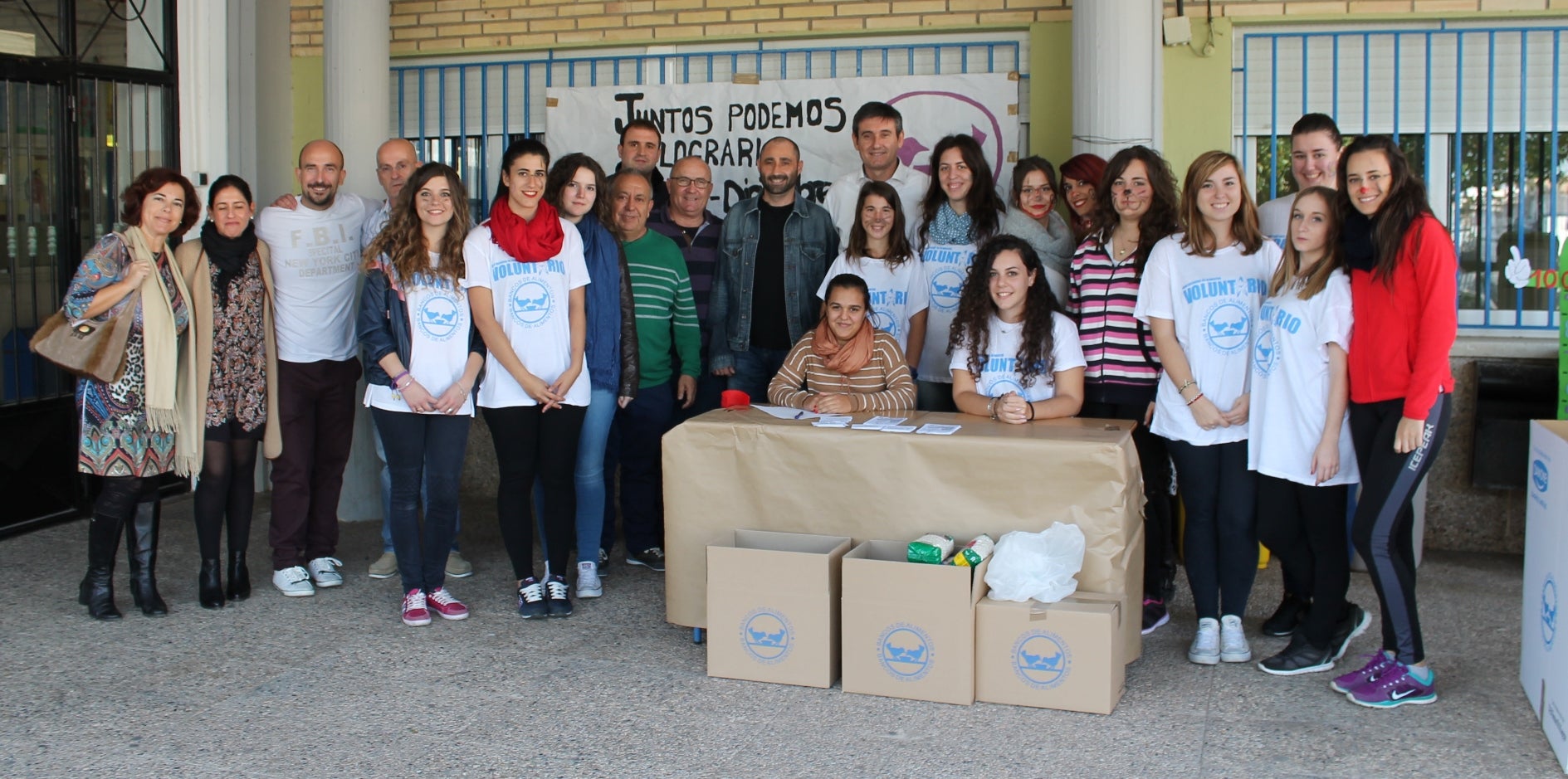 Alumnos de integración social recogen alimentos
