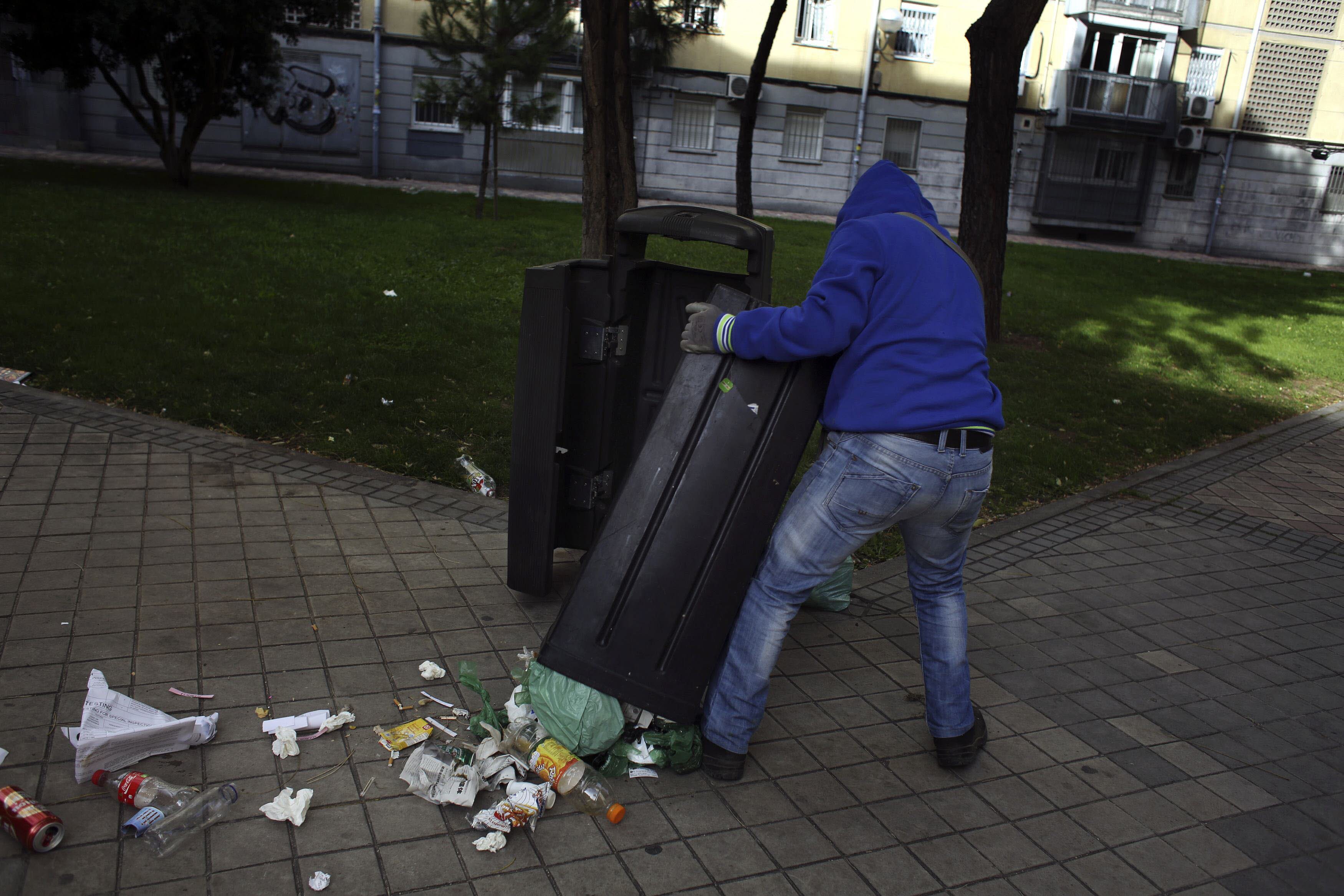 Adra planta cara al vandalismo con una ordenanza que obligue a reparar el daño