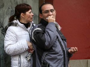Adra prohíbe comer pipas en las zonas de juego de los parques infantiles