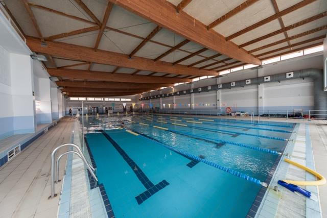 La empresa que gestiona la piscina municipal de Adra anuncia su retirada