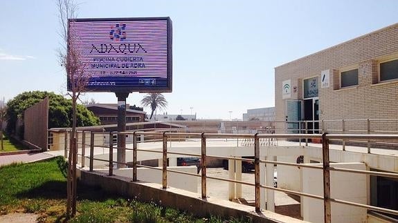 La piscina municipal, con el agua al cuello