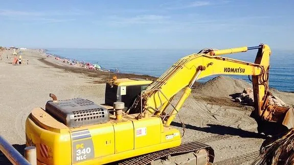 Maquinaria pesada en primera línea de playa