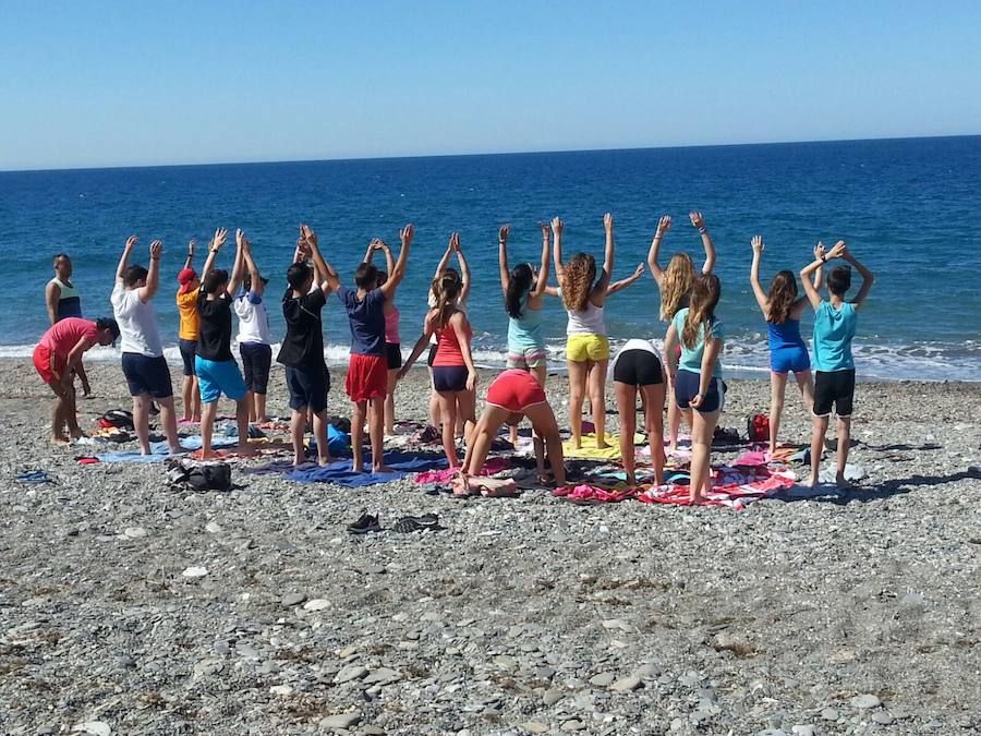El yoga se cuela en el IES Abdera