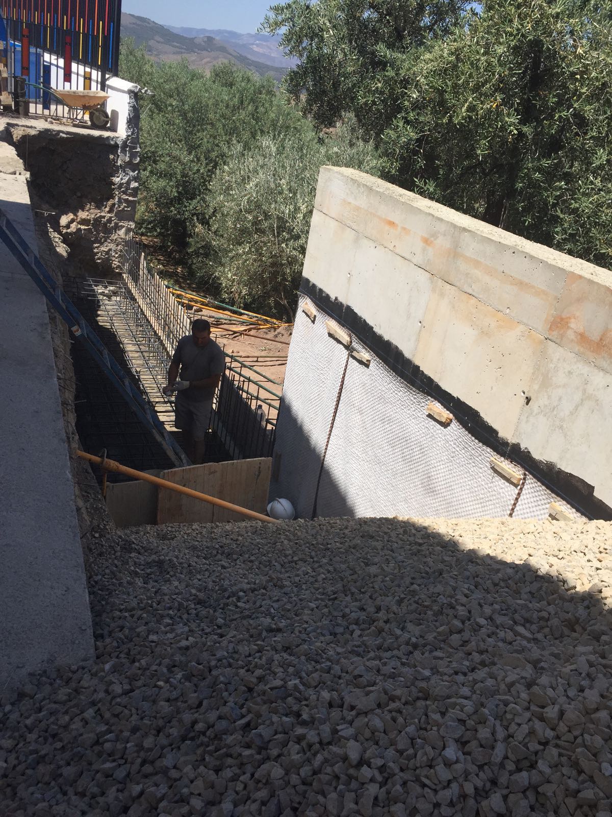 Alcolea termina la reconstrucción del muro que fue derribado por las lluvias