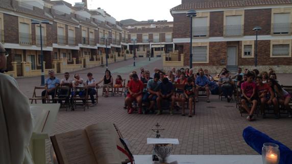 Durante el mes de julio, se han celebrado misas a pie de calle como en la plaza que da acceso al templo en construcción. Abajo, el párroco de Adra con los seminaristas y el diácono que le están ayudando. En último lugar, el coro infantil Pedro de Mena durante su actuación en la iglesia del barrio de los Pescadores.