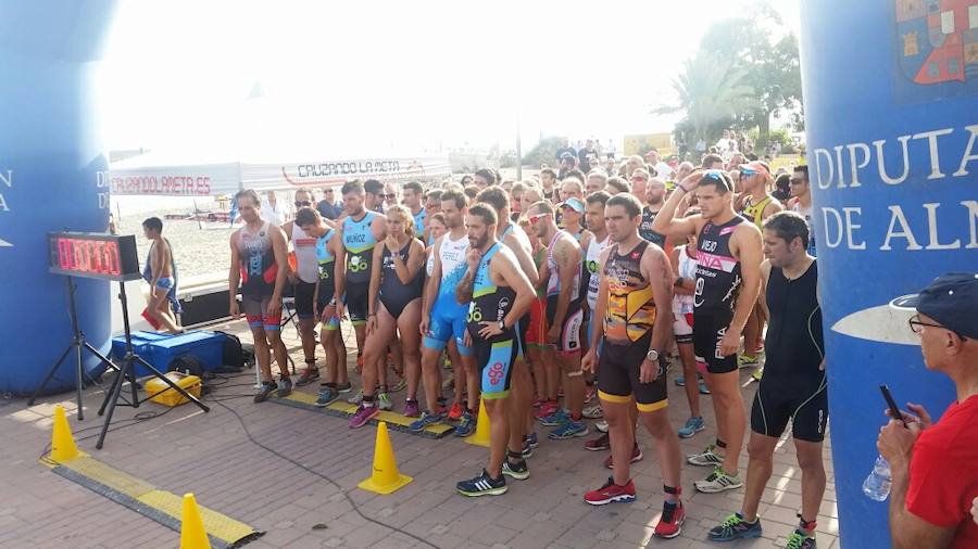 La octava edición de la Travesía a Nado convoca a 150 personas en Adra