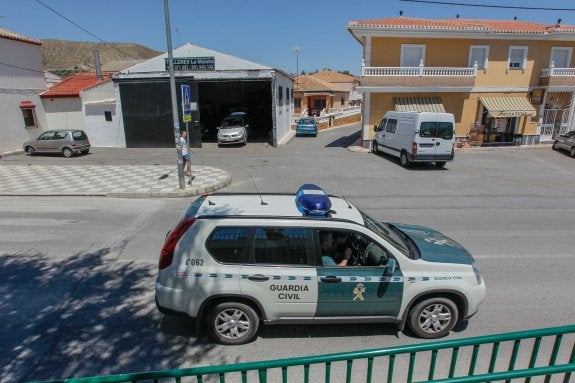 Una patrulla de la Guardia Civil circula por una localidad.