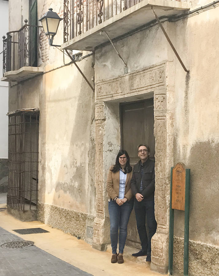 Almudena Morales y Gabriel Montes en la fachada de la casa palaciega. 