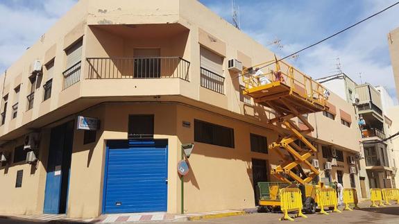 Operarios municipales renuevan la pintura del edificio de la Policía Local