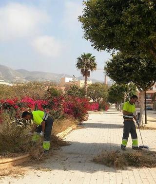 La falta de mantenimiento en el parque del Cercado de Adra levanta quejas y adoquines