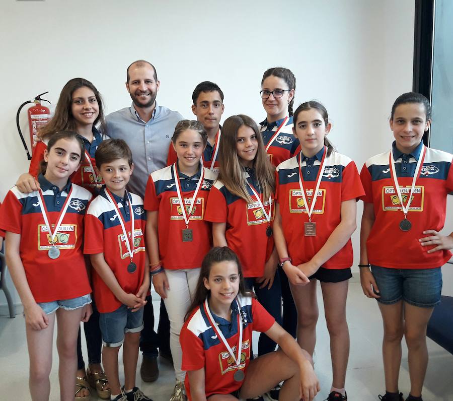 Diez medallas para la natación abderitana
