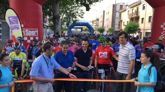Los casi 1.400 ciclistas que se dieron cita en la línea de salida esperaron que las autoridades realizasen el corte de cinta para comenzar.