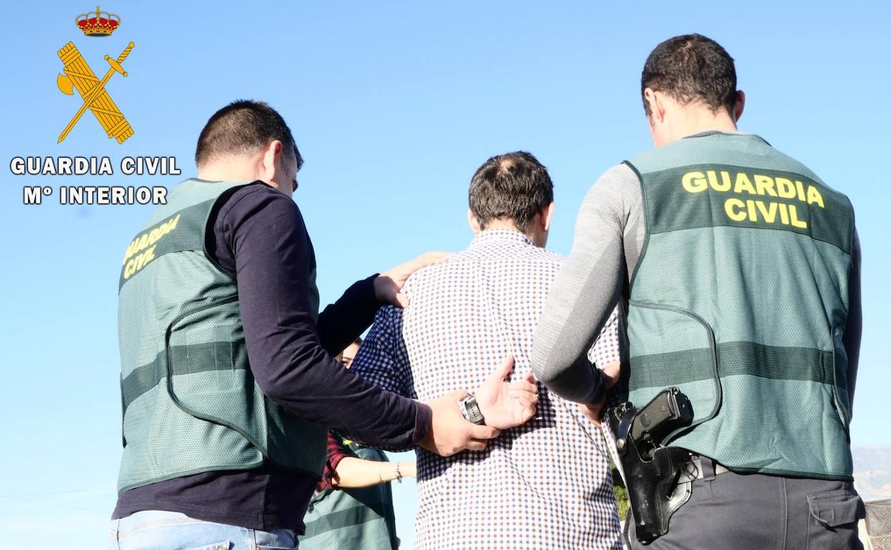 Agentes de Guardia Civil detienen al responsable confeso del apuñalamiento ocurrido el domingo. 