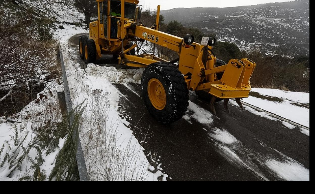 Abre la carretera de Macael mientras otras siete permanecen cerradas por la nieve