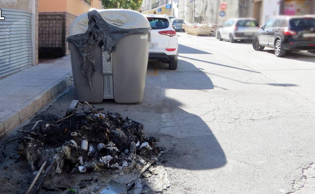 Incendio en Almería | Quema 11 contenedores en Tíjola y provoca daños en una vivienda