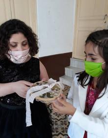 Imagen secundaria 2 - Crisis del coronavirus en Almería | Un «¡vivan los novios!» por vídeollamada