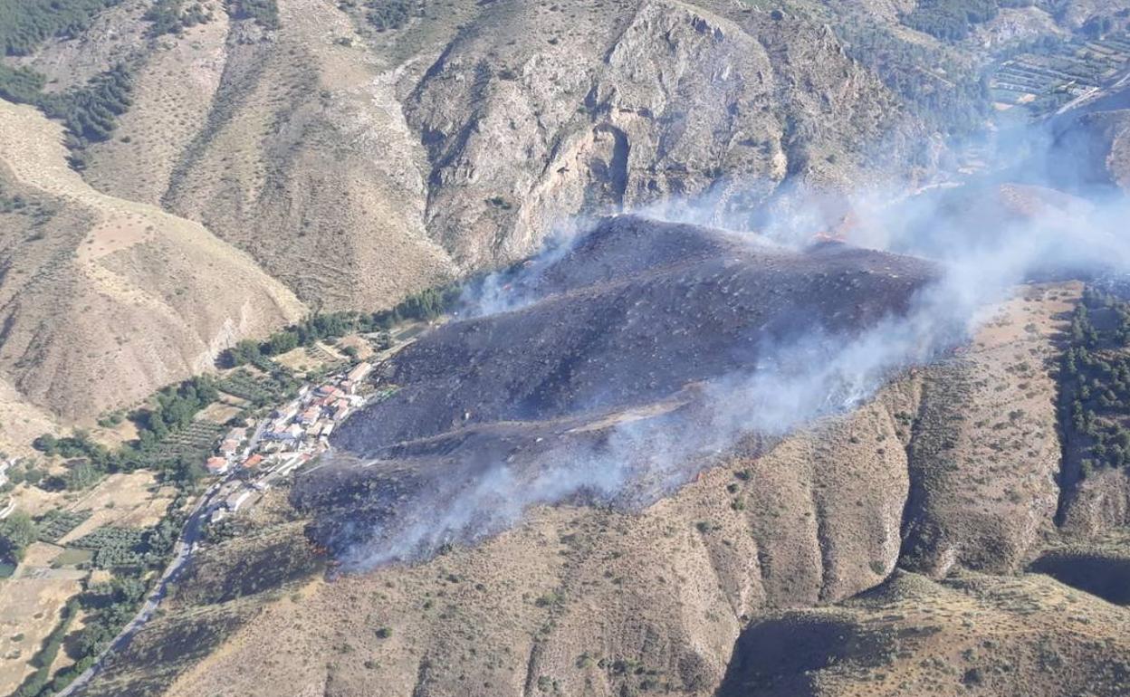 Incendio forestal en Almería | Declarado un incendio forestal en Serón en una zona muy cercana a viviedas